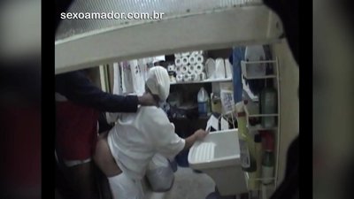 Motoboy face sex cu femeia de serviciu în restaurant între livrări